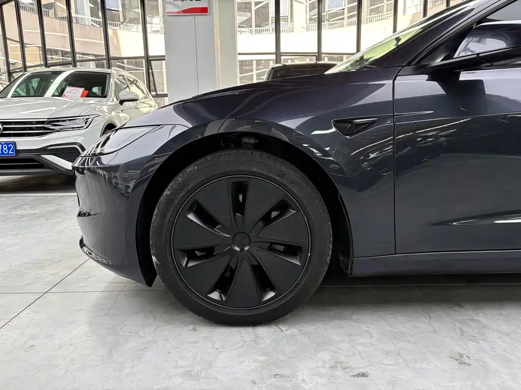 Tesla Model 3 — миниатюра 15