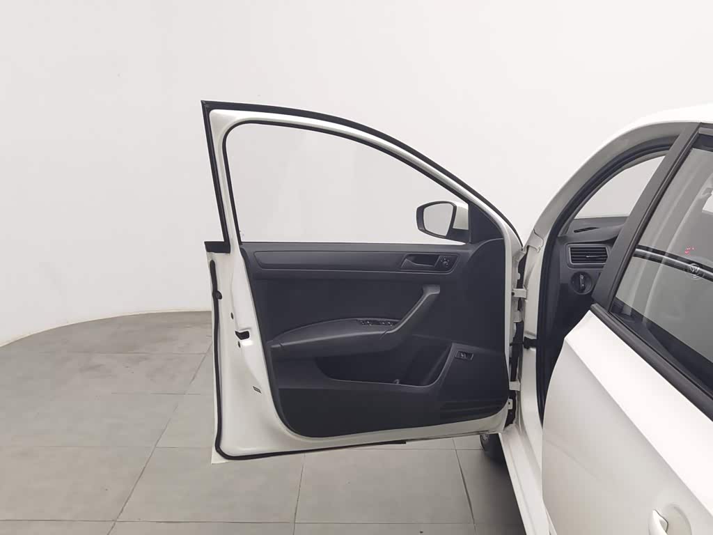 Volkswagen Santana 1.5 л 2022 г. Белый, пробег 39200 км