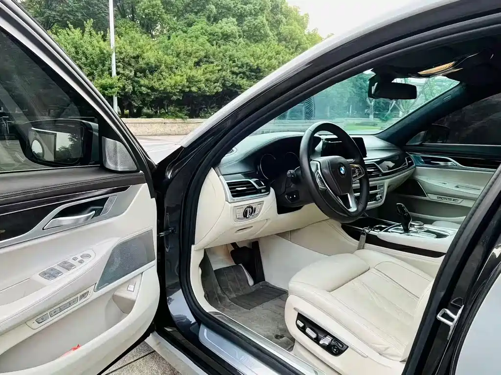 BMW 7 Series 7 2016 750Li xDrive мест