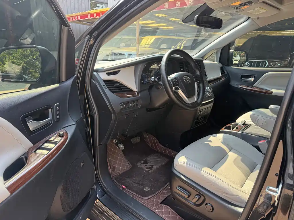 Toyota Sienna — миниатюра 8
