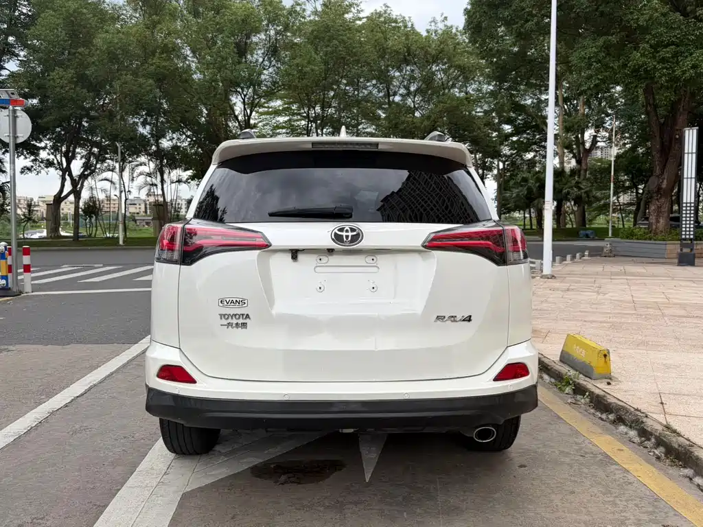 Toyota RAV4 — миниатюра 8