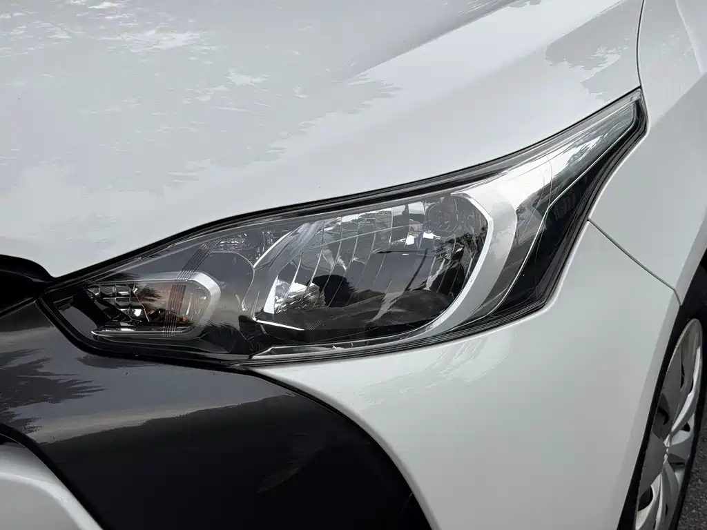 Toyota Yaris L — миниатюра 2