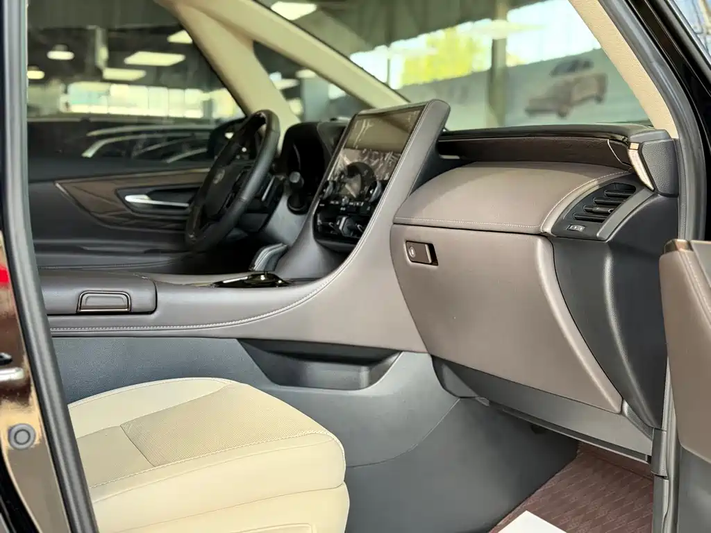 Toyota Alphard — миниатюра 12