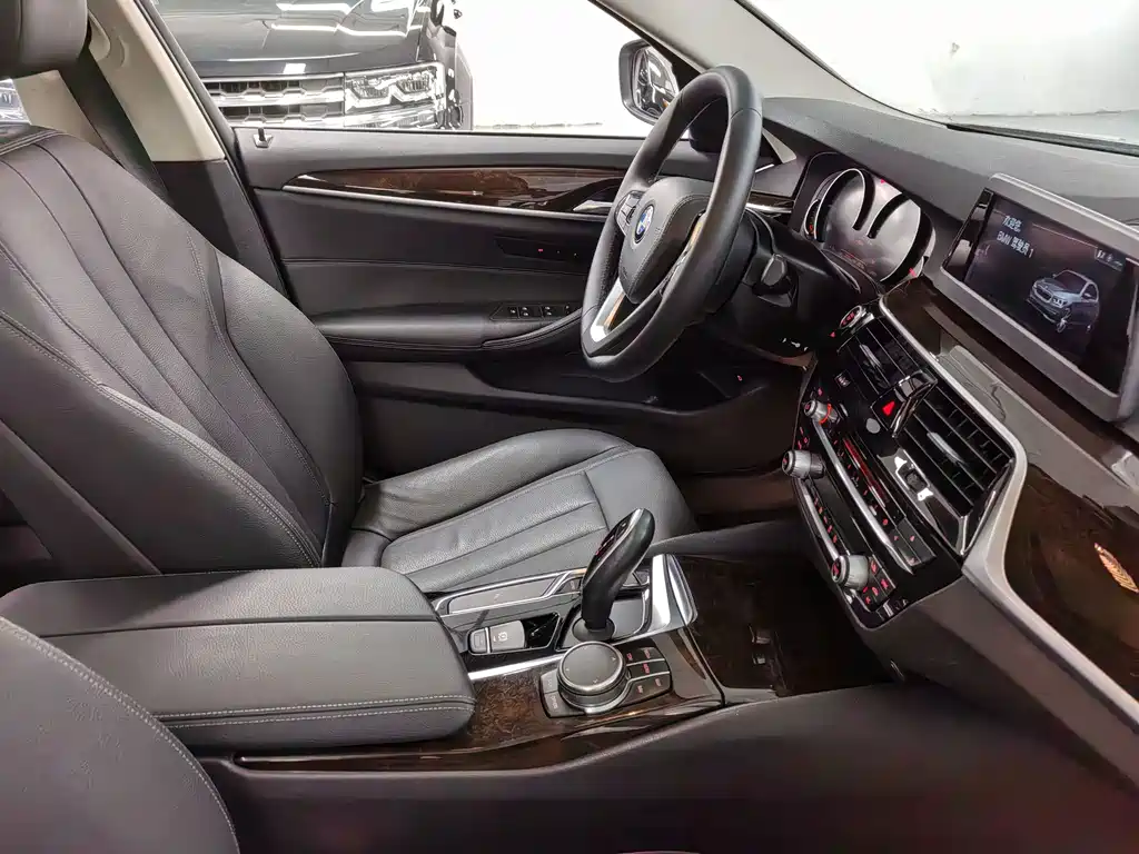 BMW 5 Series — миниатюра 9