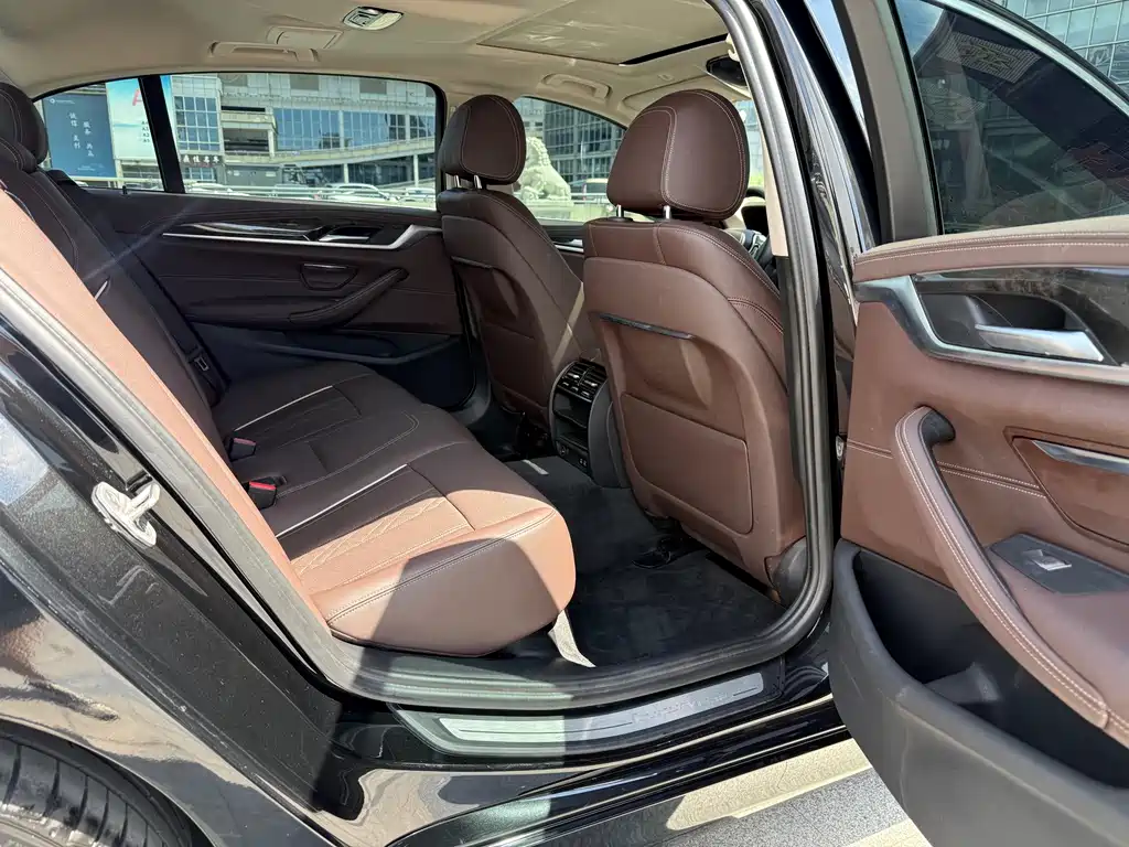 BMW 5 Series — миниатюра 11