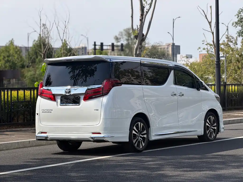 Toyota Alphard — миниатюра 6