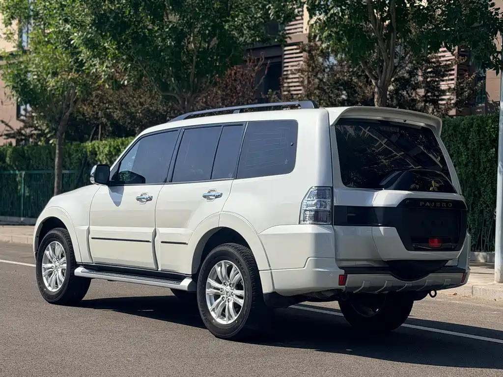 Mitsubishi Pajero (Import) — миниатюра 6