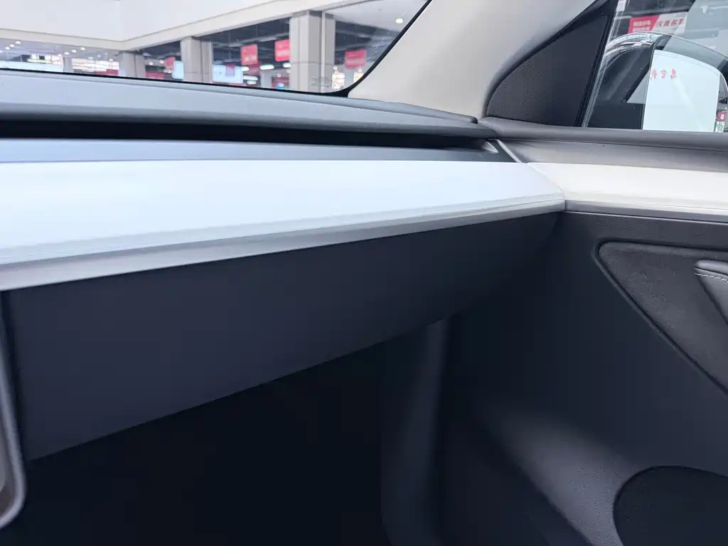 Tesla Model Y — миниатюра 21