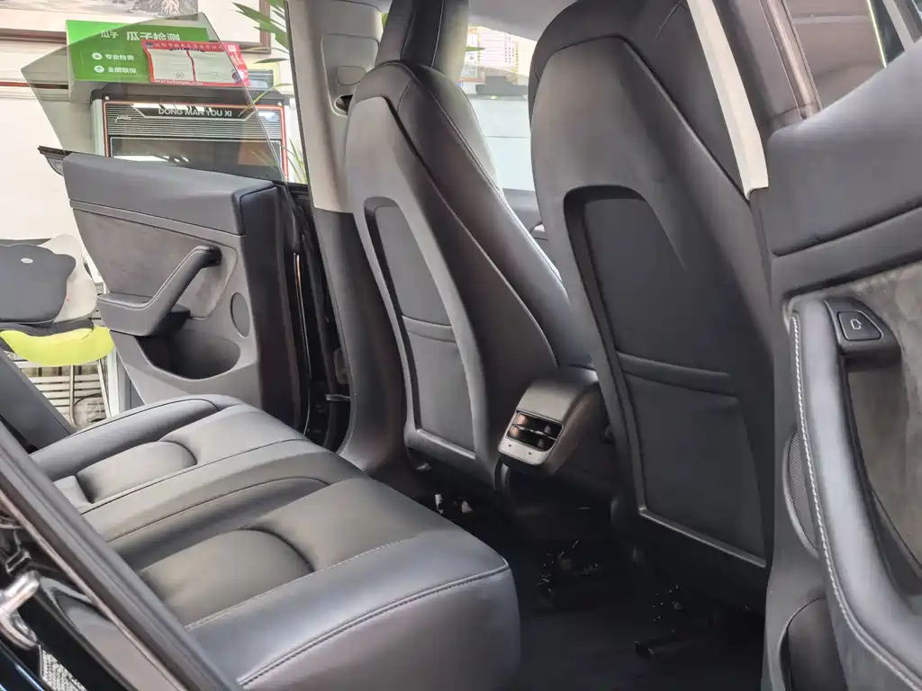 Tesla Model 3 — миниатюра 5