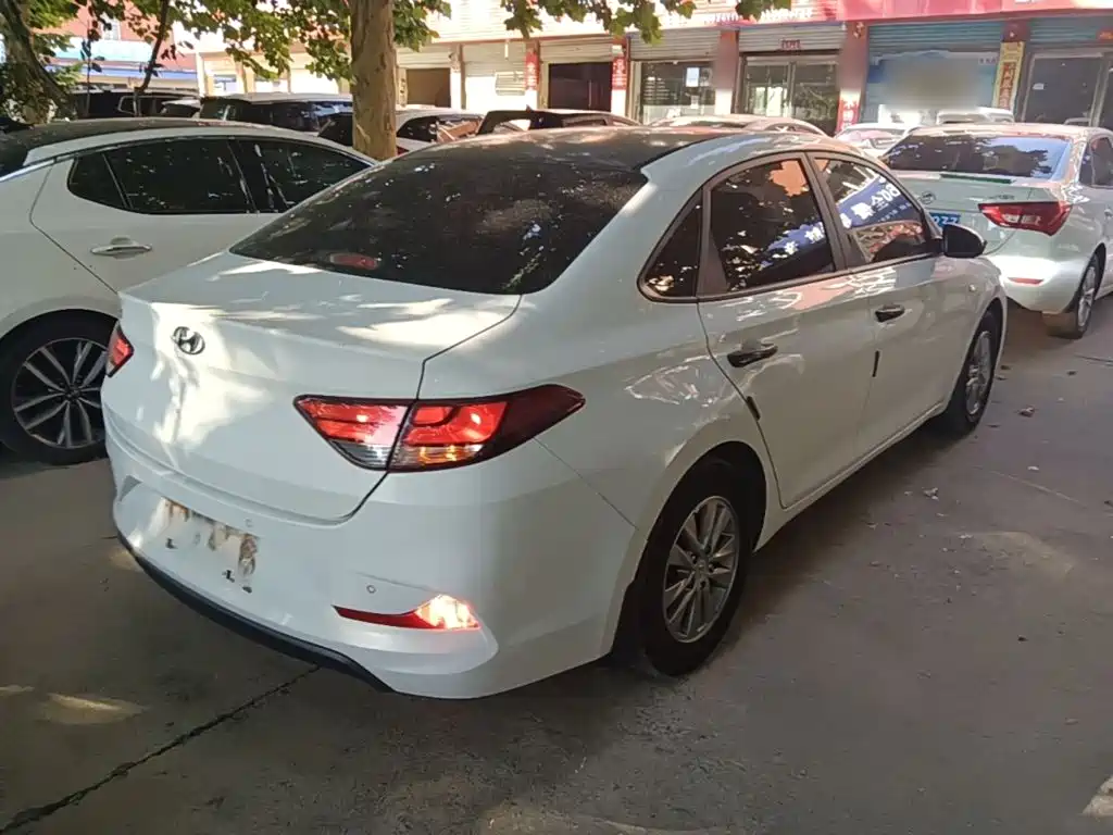 Hyundai Elantra — миниатюра 7