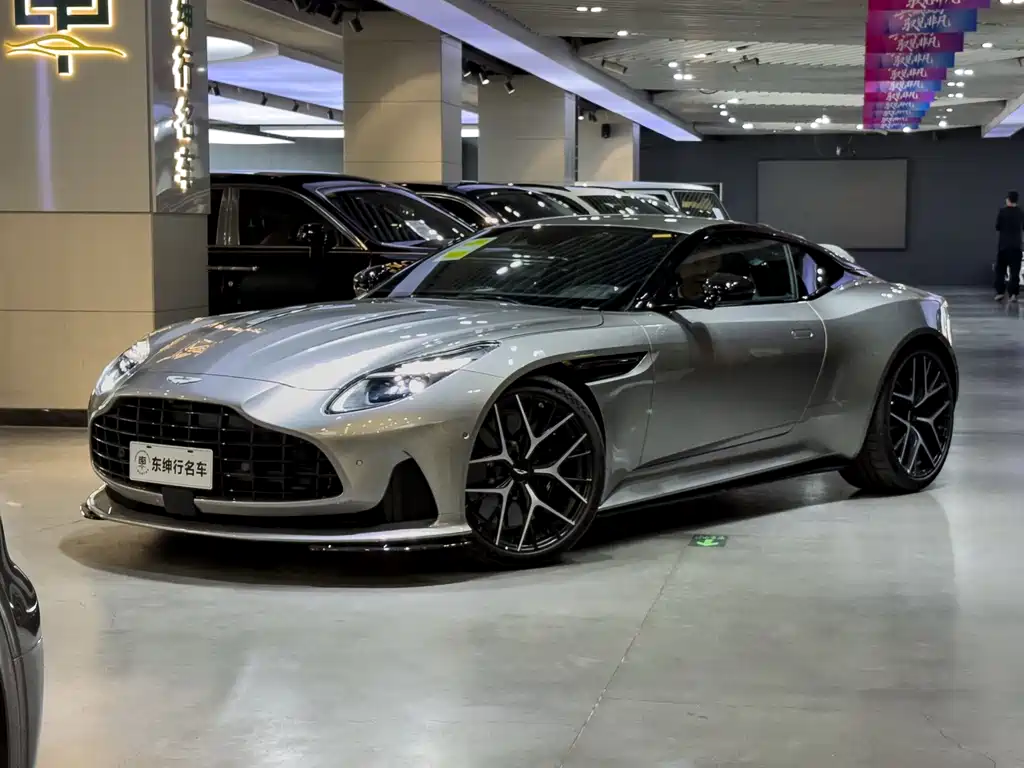 Aston Martin DB12 0