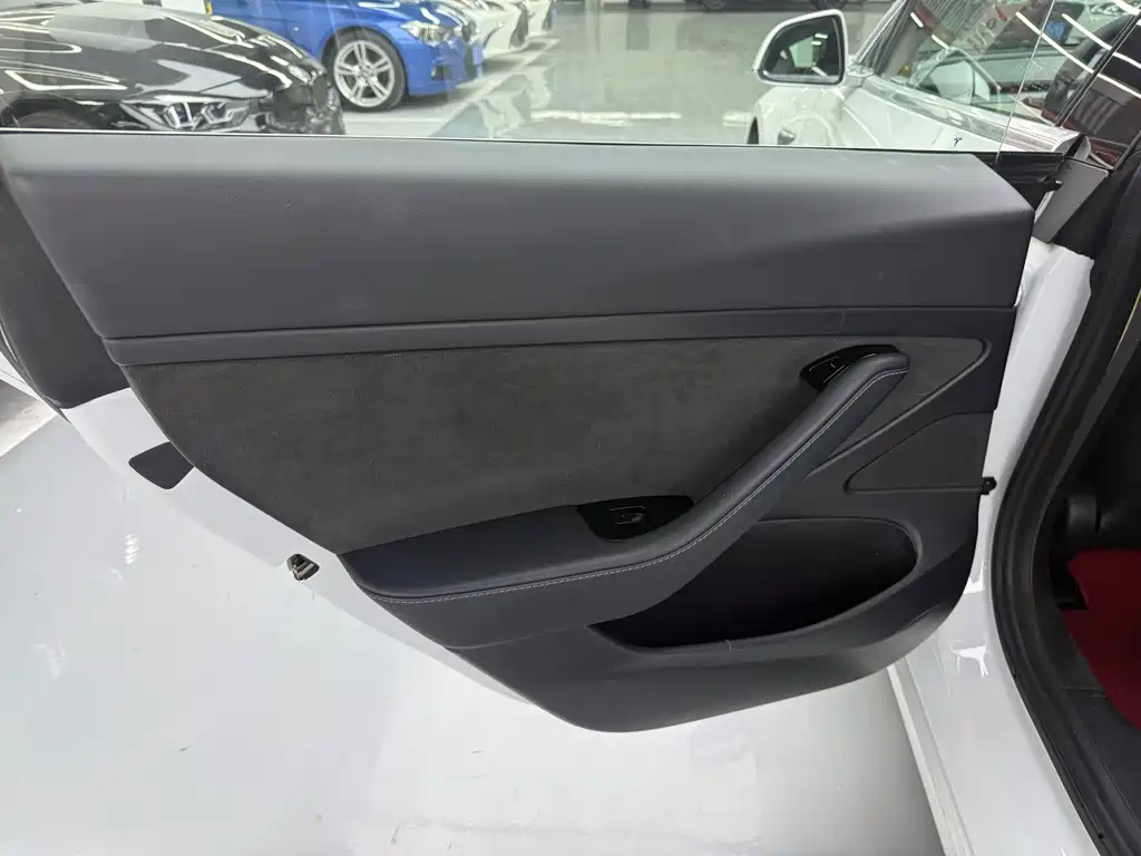 Tesla Model 3 — миниатюра 15