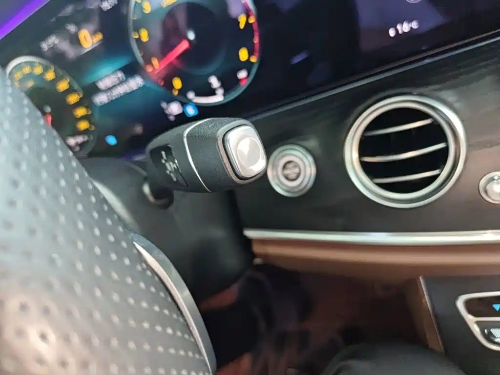 Mercedes-Benz E-Class — миниатюра 7