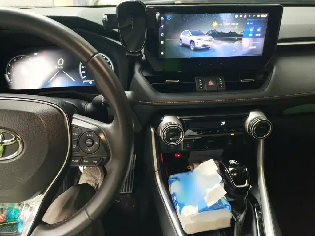 Toyota RAV4 — миниатюра 6
