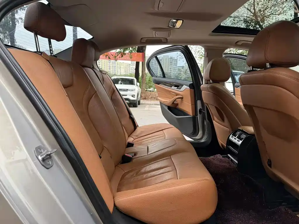 BMW 5 Series — миниатюра 7