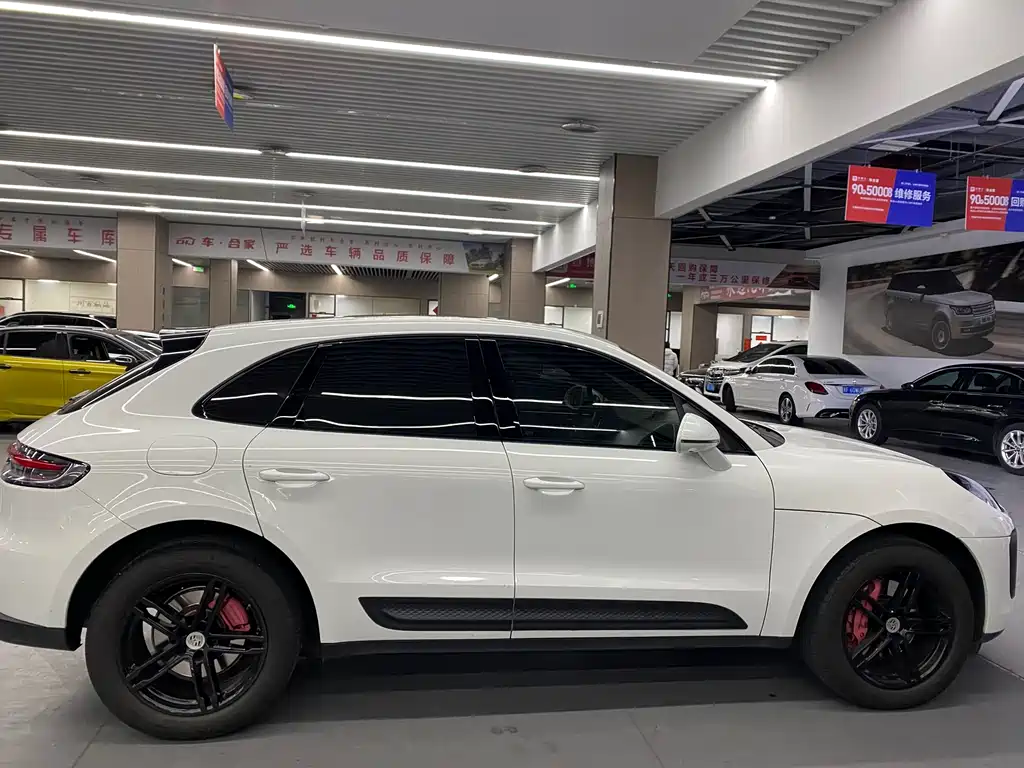 PORSCHE MACAN