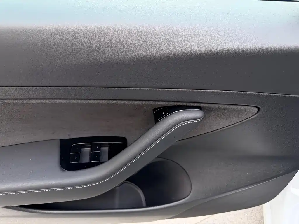 Tesla Model 3 — миниатюра 6