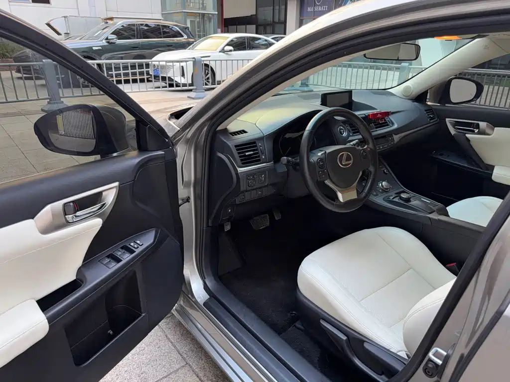 Lexus CT — миниатюра 8