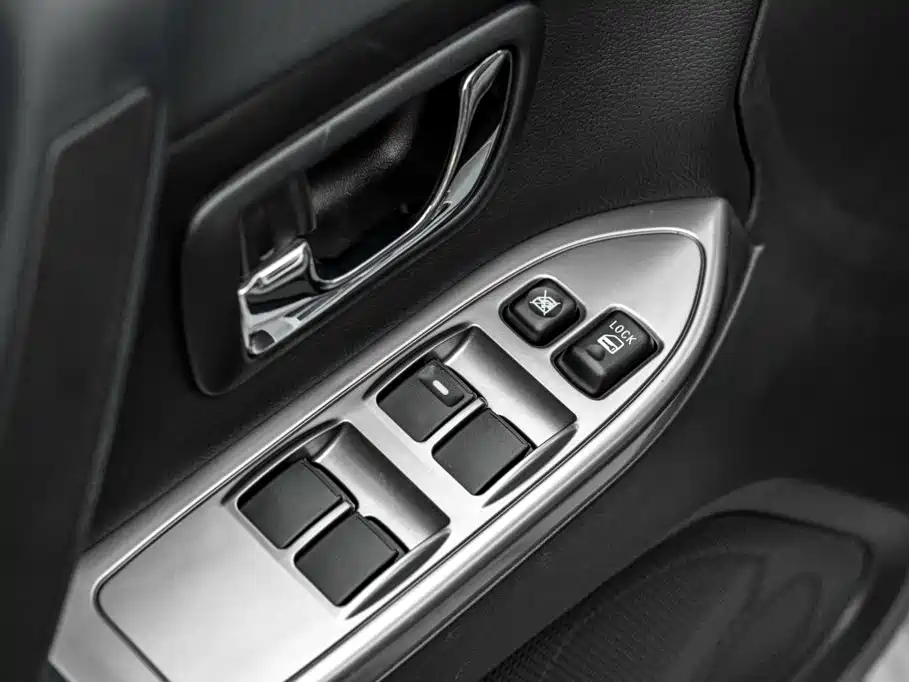 Mitsubishi Pajero (Import) — миниатюра 13