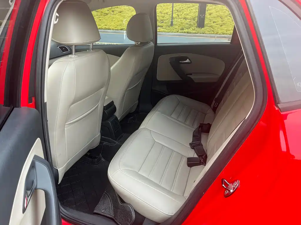 Volkswagen Polo 2013 1.6L AT Luxury