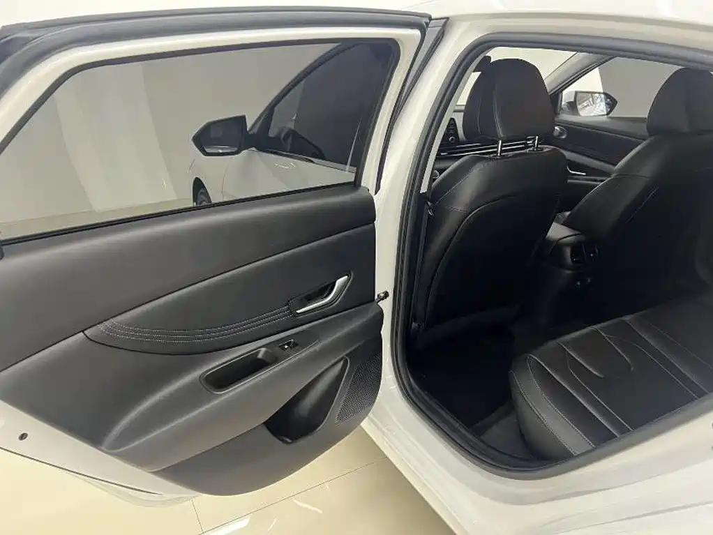 Hyundai Elantra — миниатюра 11