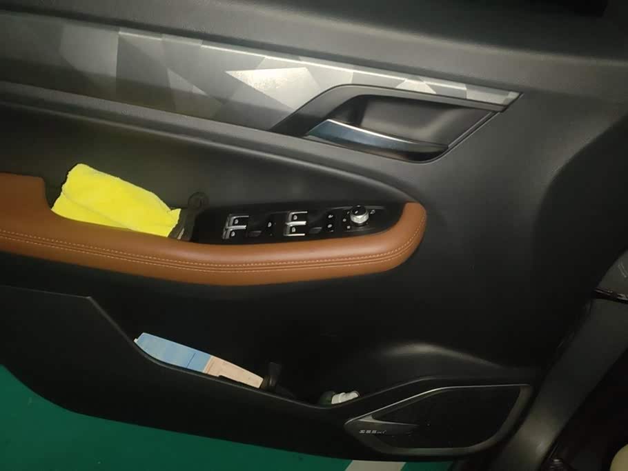 Geely Emgrand X6 1.4 л 2023 г. Серебристо-серый, пробег 20400 км