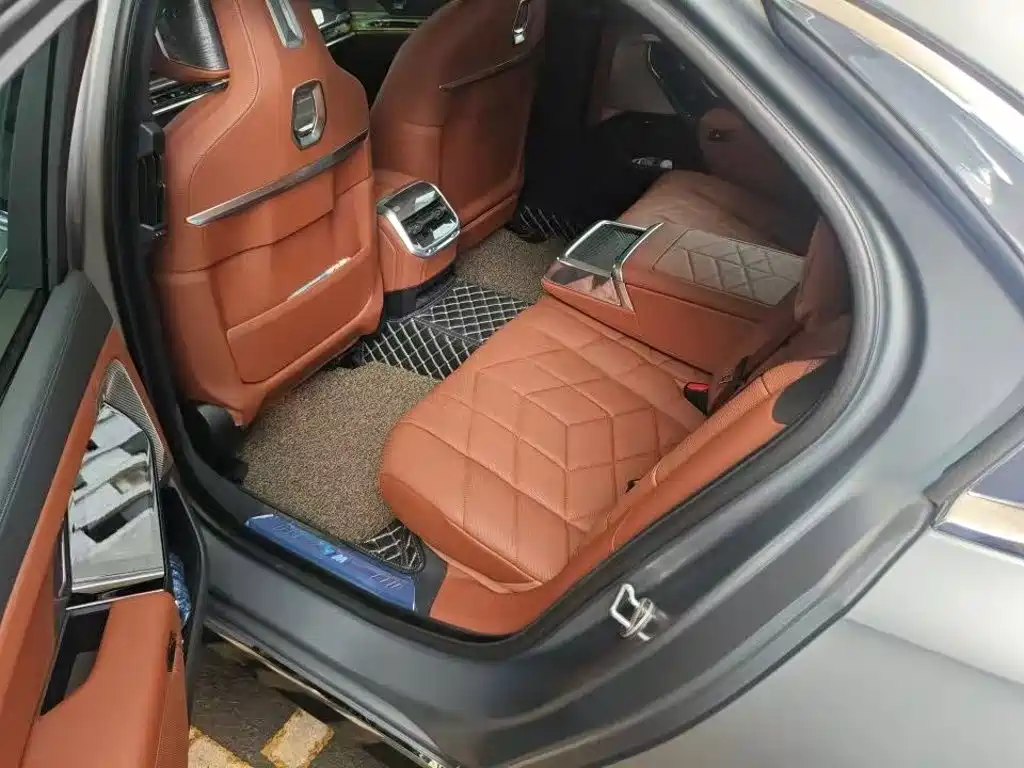 BMW 7 Series — миниатюра 5