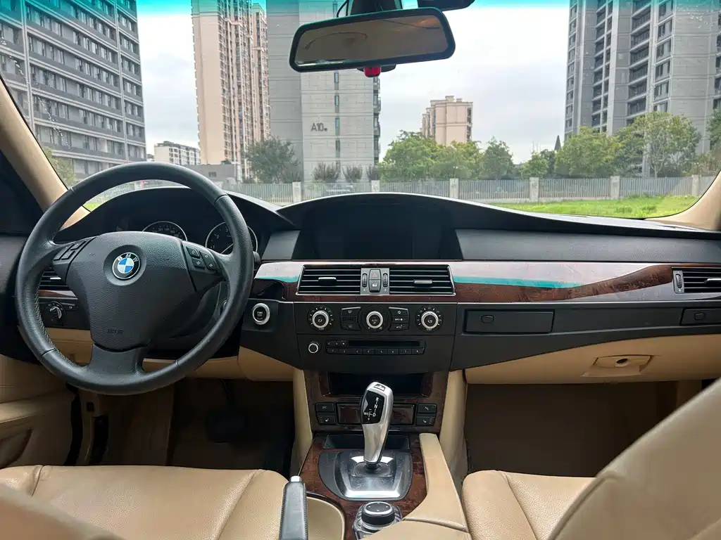 BMW 5 Series — миниатюра 9