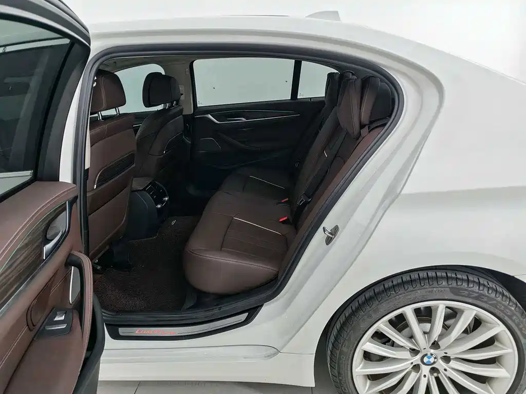 BMW 5 Series — миниатюра 16