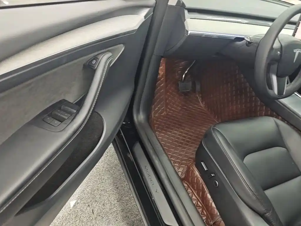 Tesla Model Y — миниатюра 16
