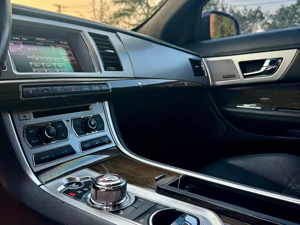 Jaguar XF — миниатюра 8