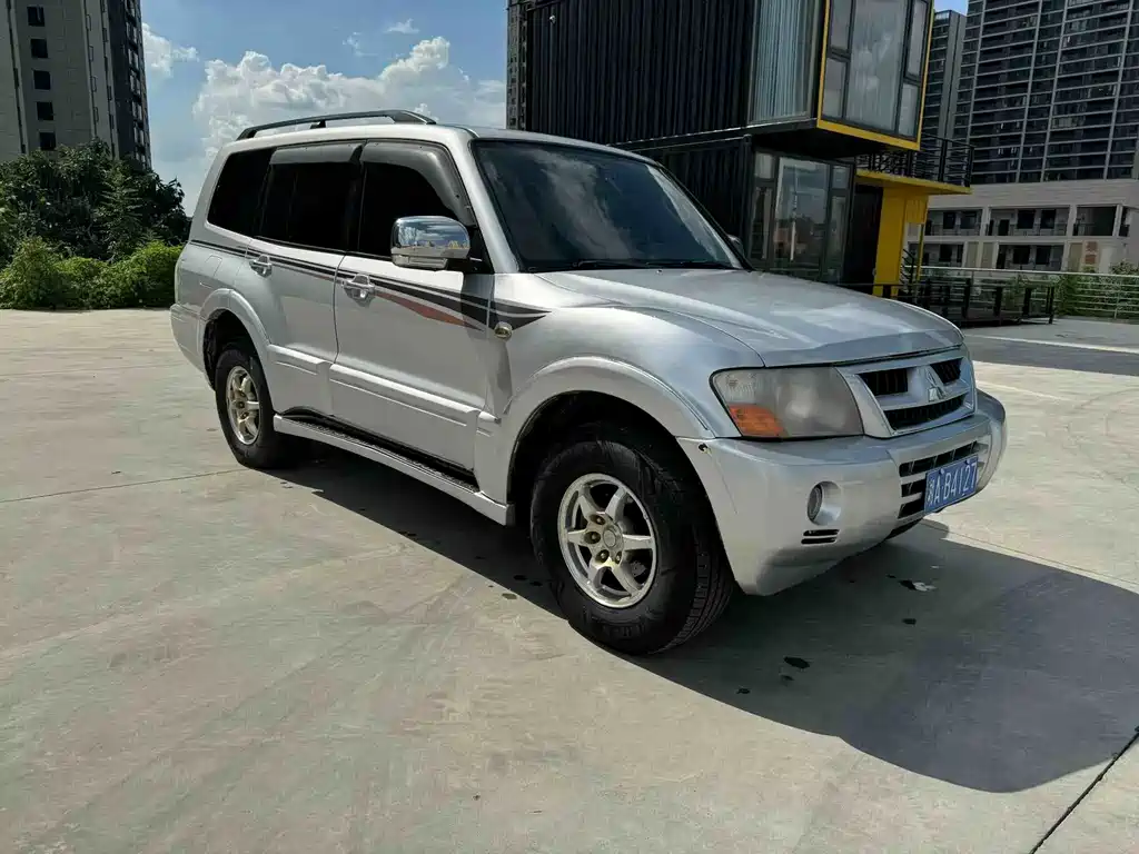 Mitsubishi Pajero — миниатюра 3