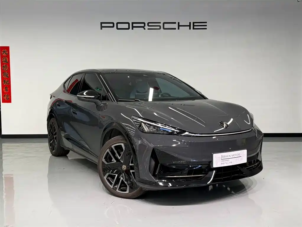 VOLKSWAGEN WITH THE CROWD 06