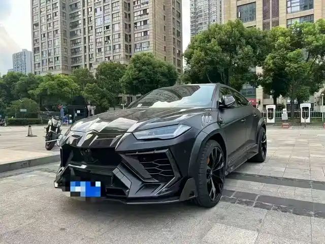 LAMBORGHINI URUS 2022