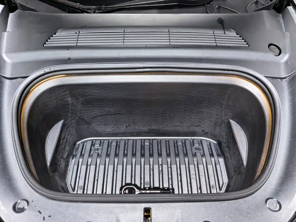 Tesla Model Y — миниатюра 7