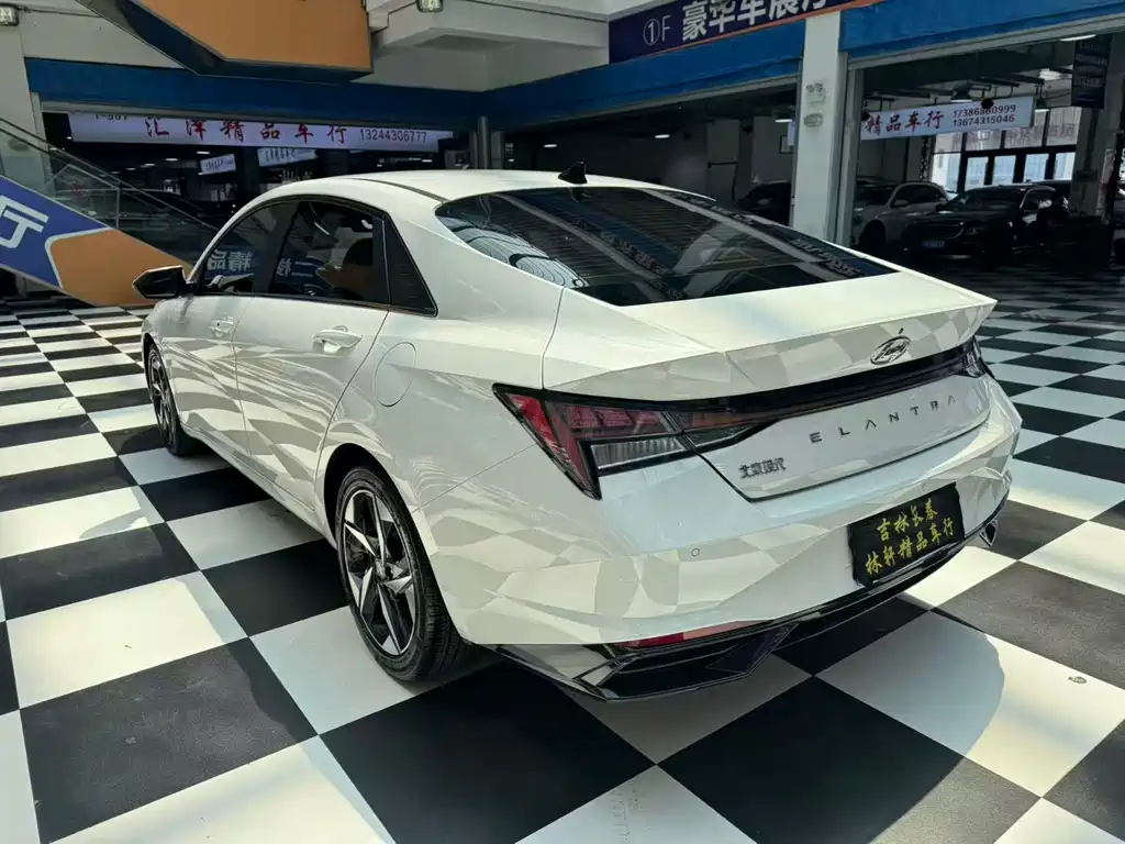 Hyundai Elantra — миниатюра 9