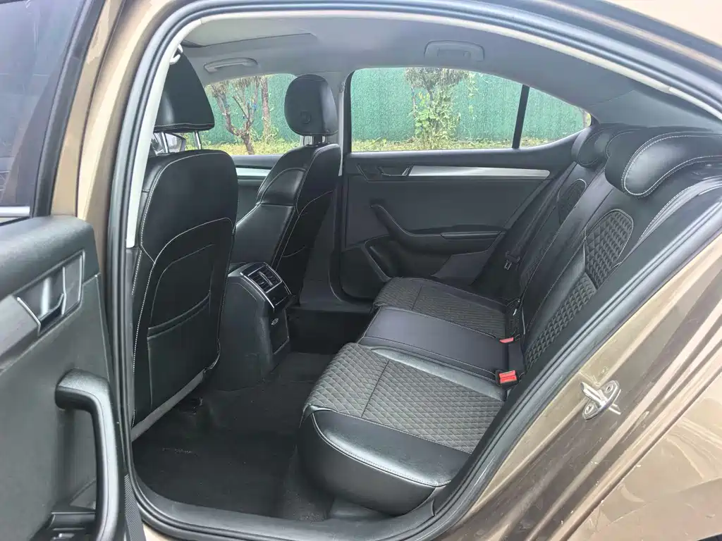Skoda Superb — миниатюра 5