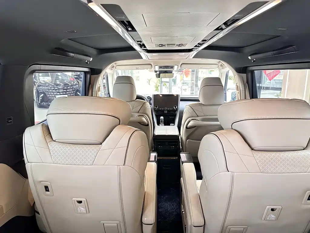 Toyota Alphard — миниатюра 12