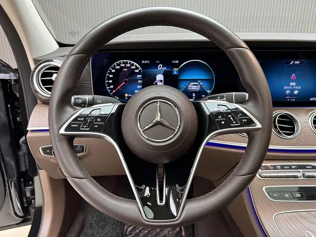 Mercedes-Benz E-Class — миниатюра 7