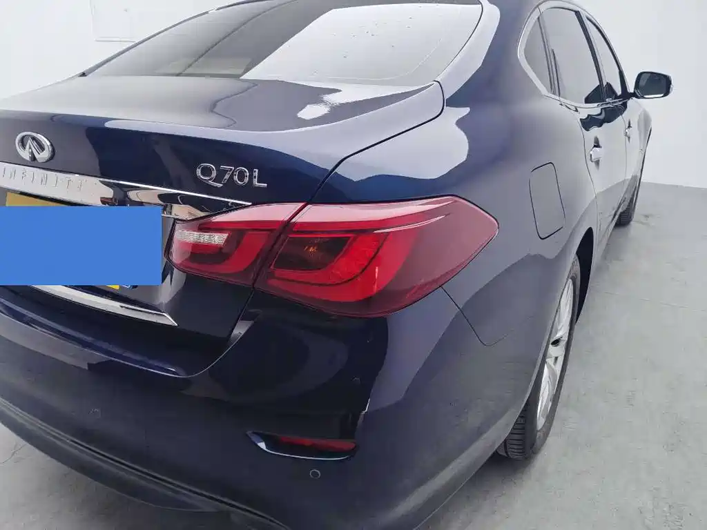 INFINITI Q70