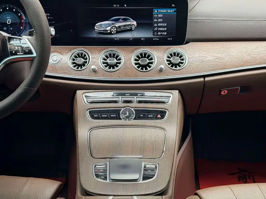 Mercedes-Benz E-Class — миниатюра 6