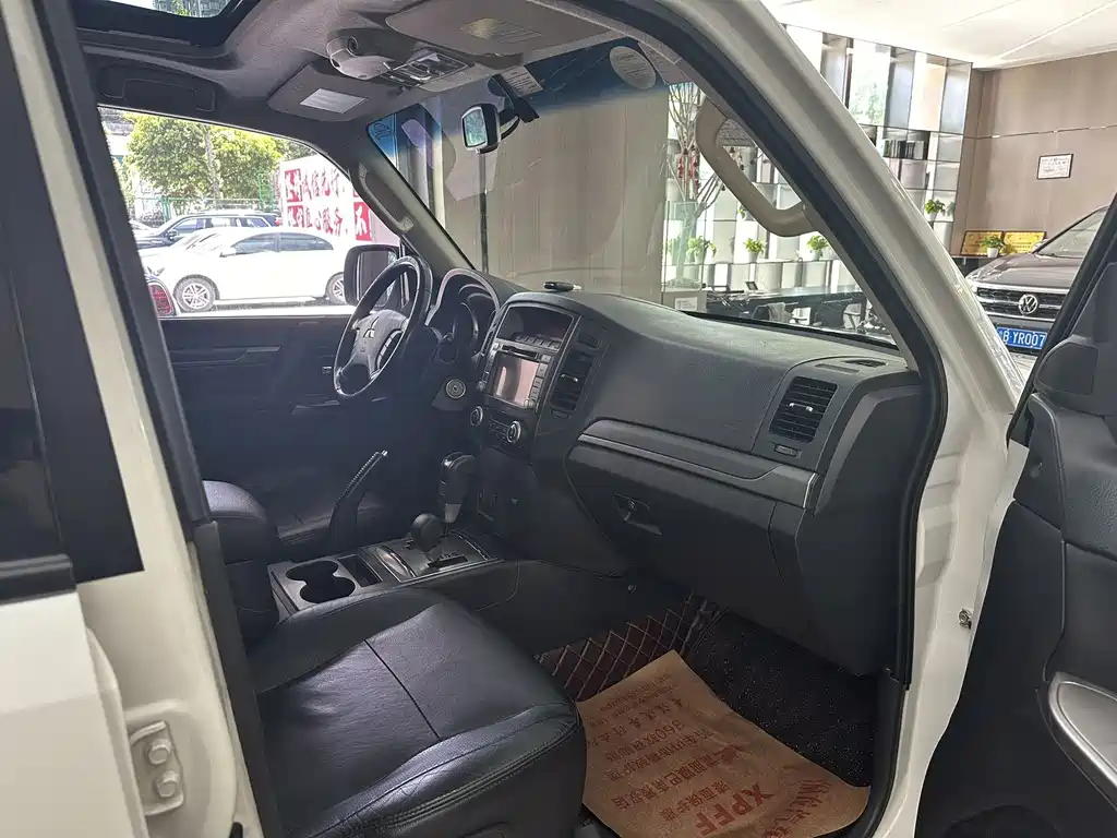 Mitsubishi Pajero (Import) — миниатюра 10