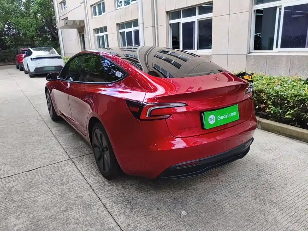 Tesla Model 3 — миниатюра 5