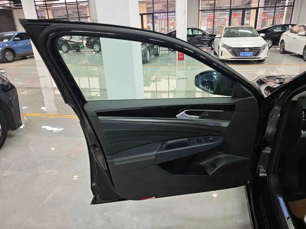 Volkswagen 帕萨特插电混动 — миниатюра 16