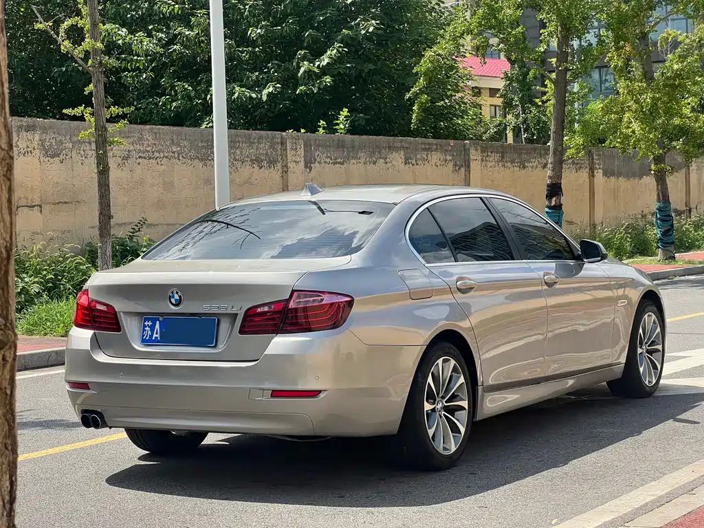 BMW 5 Series — миниатюра 6