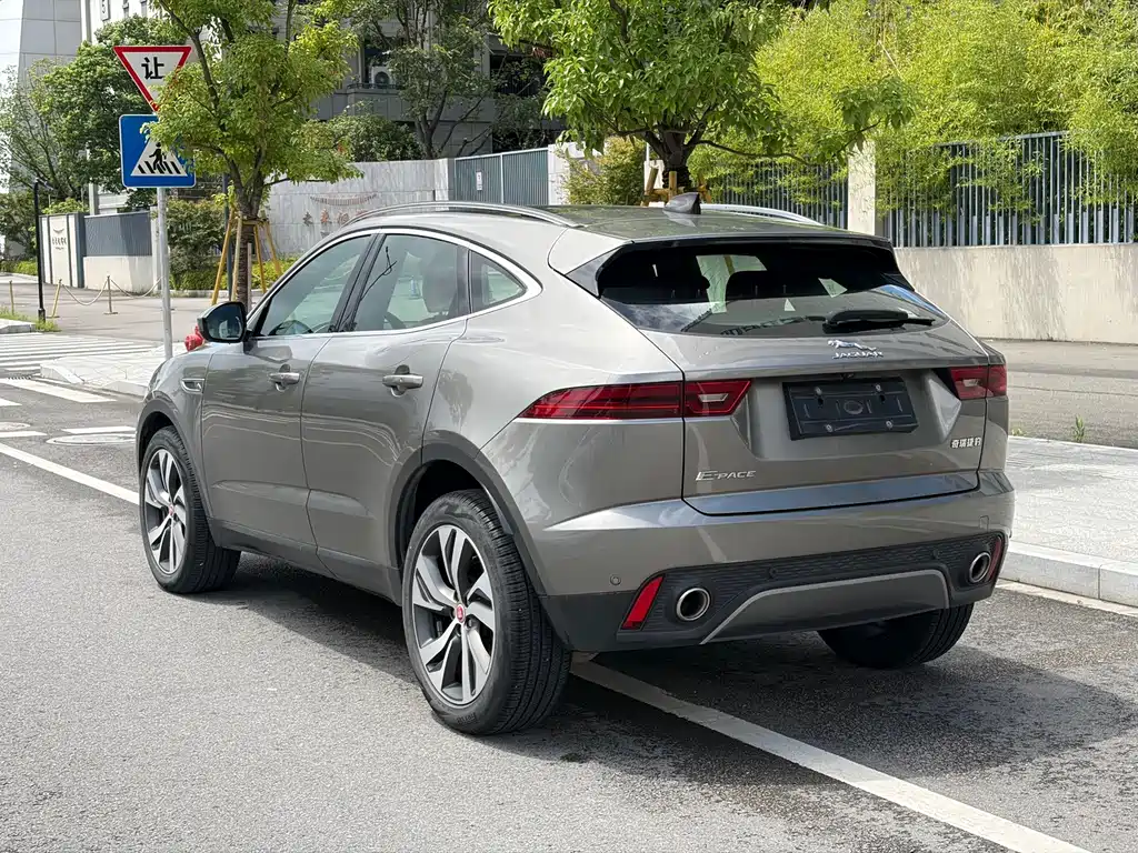 Jaguar E-PACE — миниатюра 6