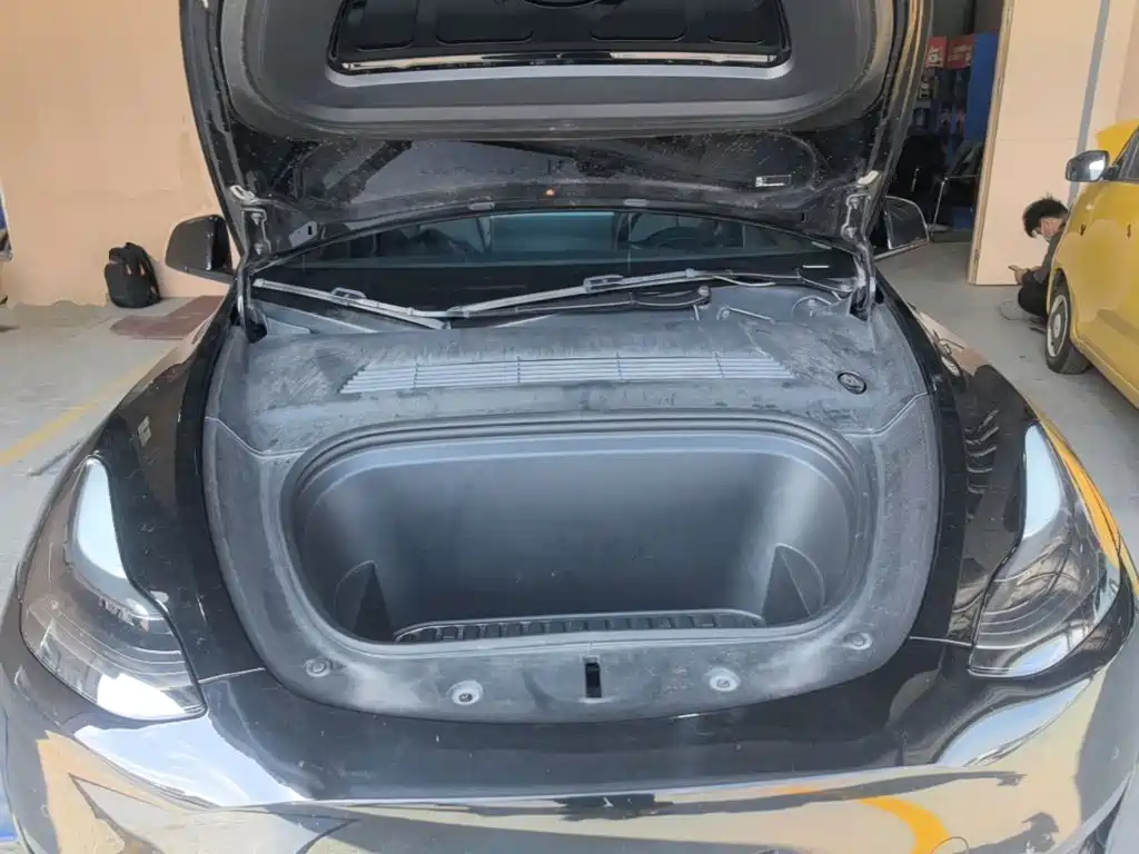 Tesla Model Y — миниатюра 20
