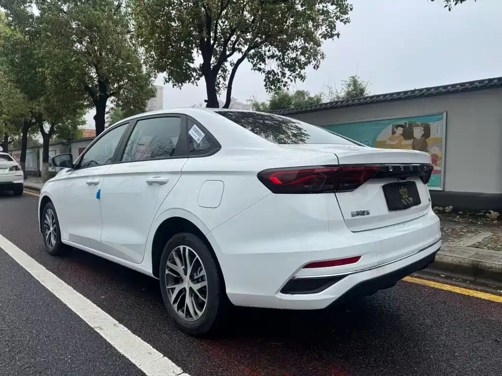 Geely Emgrand 2025 4 1.5L CVT