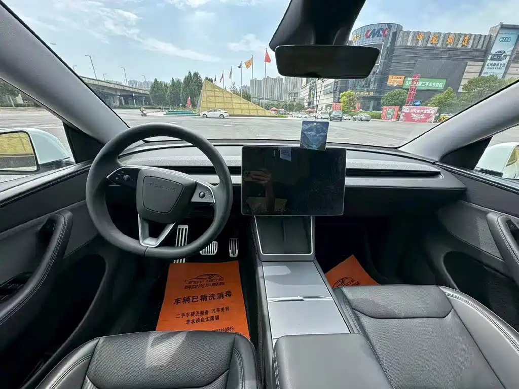 Tesla Model Y — миниатюра 5