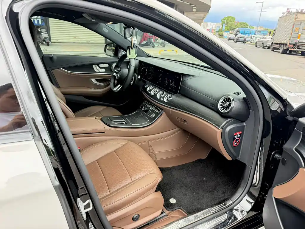Mercedes-Benz E-Class — миниатюра 7